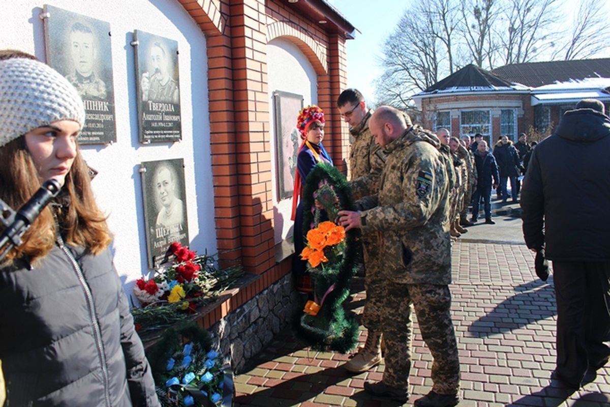 меморіальна дошка атовцю в Гайсині фото