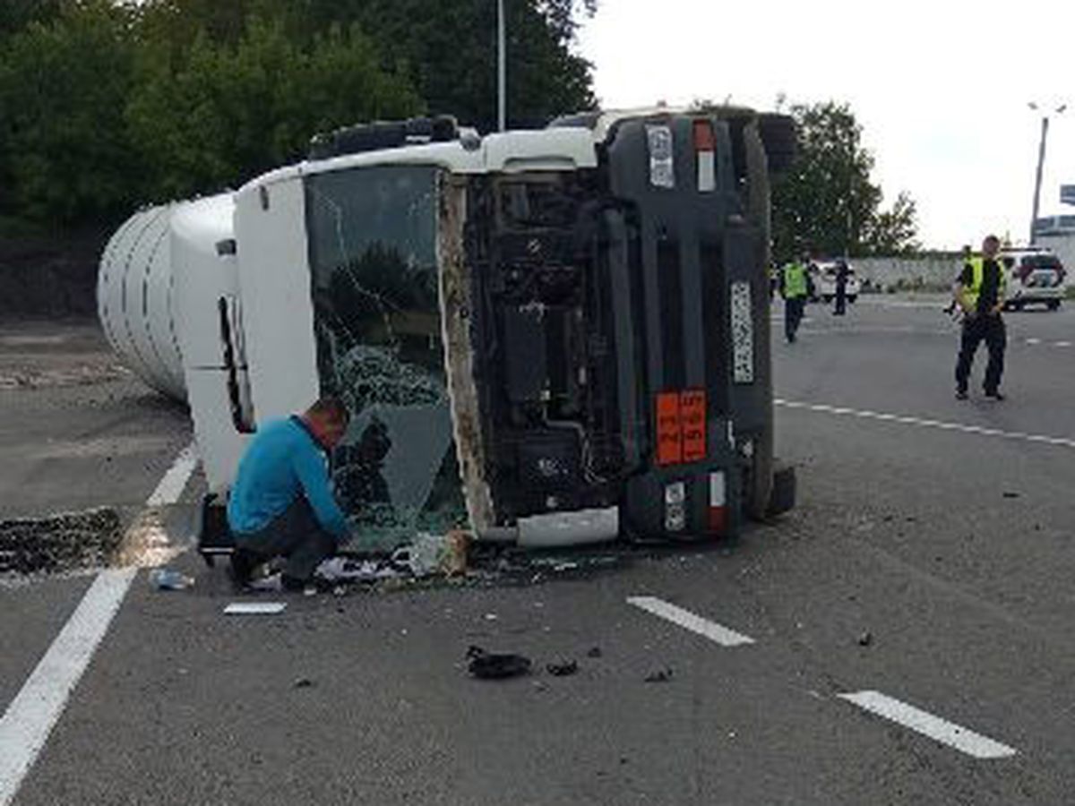 na vinnychchyni perekynulas tsysterna z vohnenebezpechnoyu rechovynoyu 1