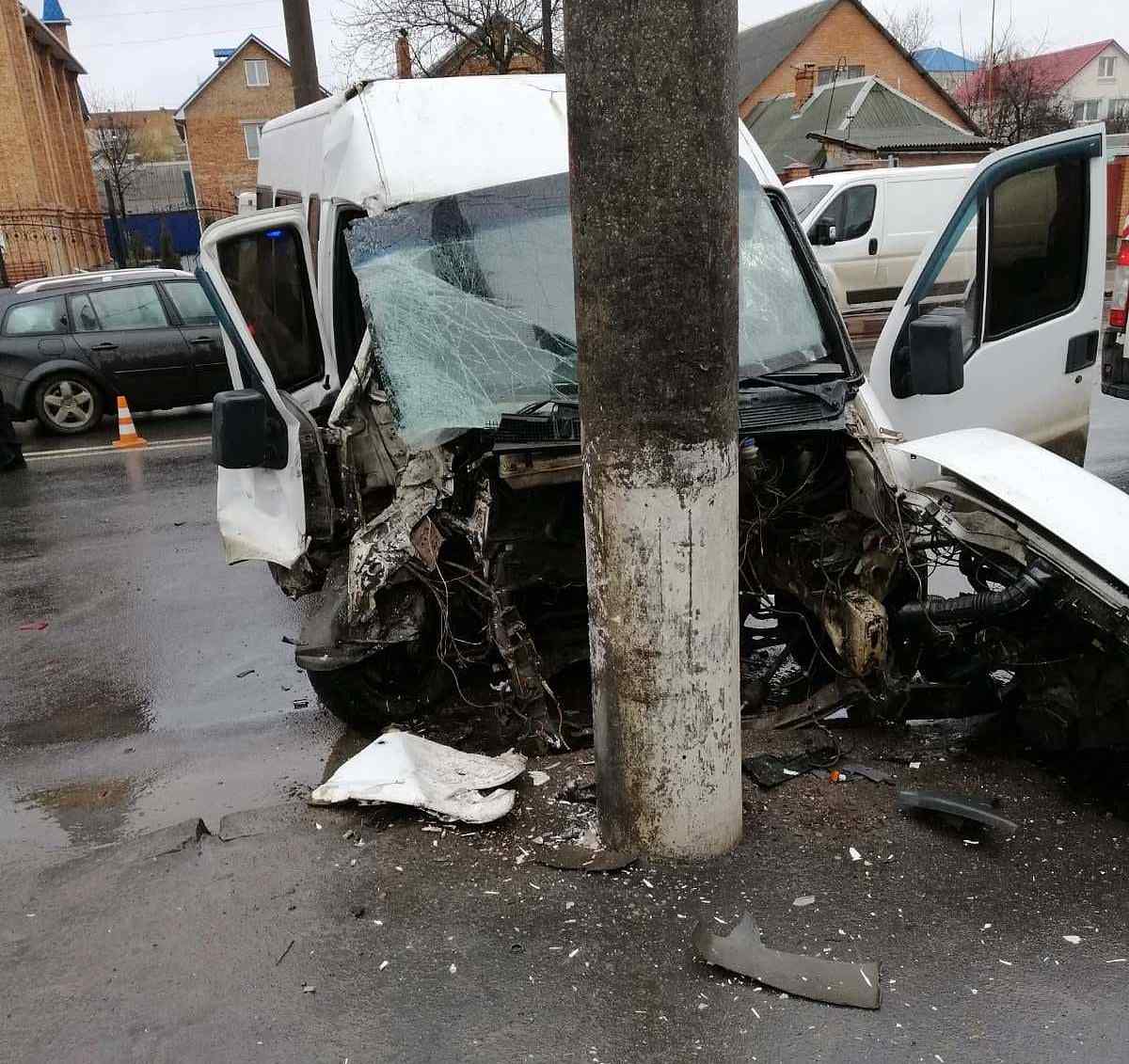 Fiat-vrizavsya-u-stovp-1 1