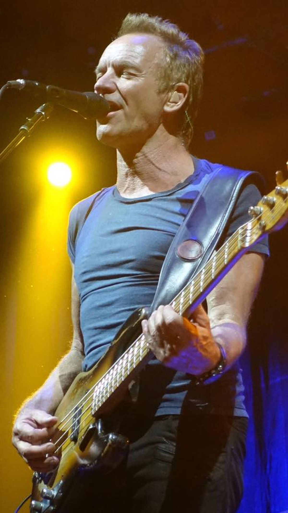 4-Джазовий Sting при свічках