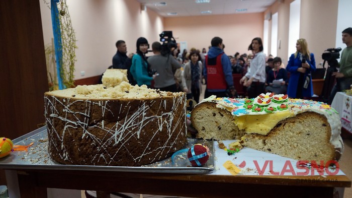  Вінничанам роздали 15-кілограмову паску із заварним кремом