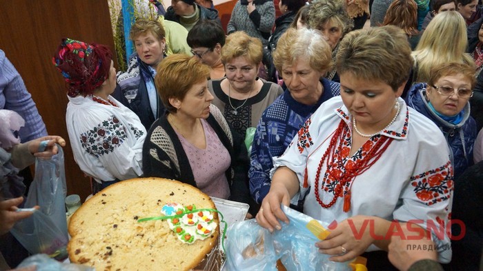  Вінничанам роздали 15-кілограмову паску із заварним кремом