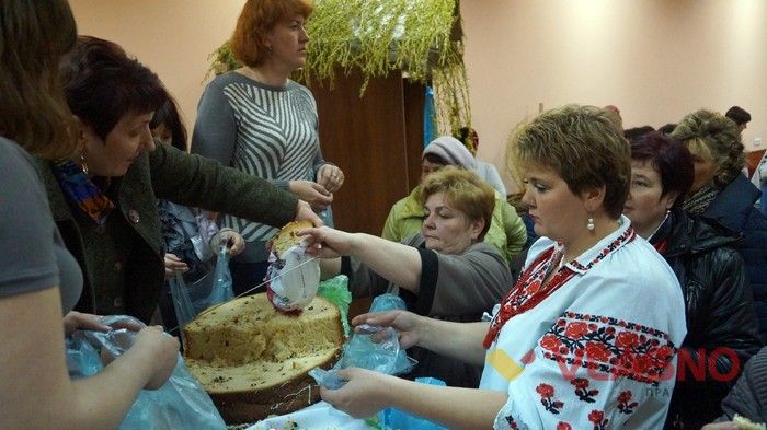  Вінничанам роздали 15-кілограмову паску із заварним кремом