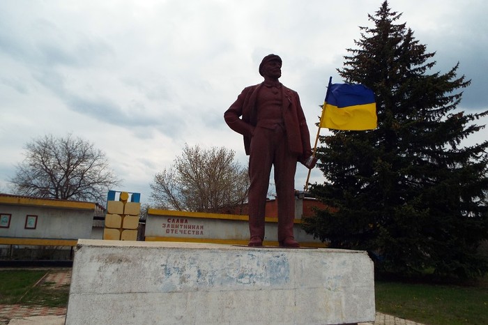 Пам'ятник Леніну не витримав “наруги” та впав