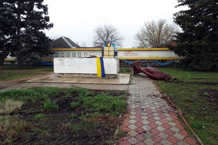 Пам'ятник Леніну не витримав “наруги” та впав