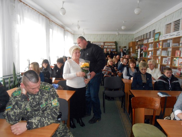 Жалобне вбрання матері загиблих бійців АТО не знімають 