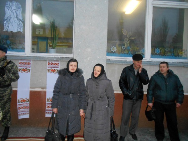 Жалобне вбрання матері загиблих бійців АТО не знімають 