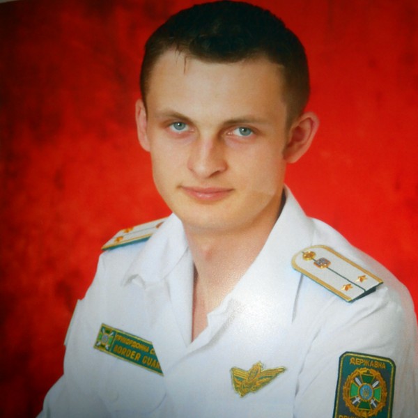 Жалобне вбрання матері загиблих бійців АТО не знімають 