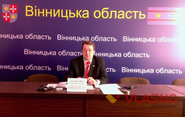 Вінничани знов у черзі за закордонними паспортами 