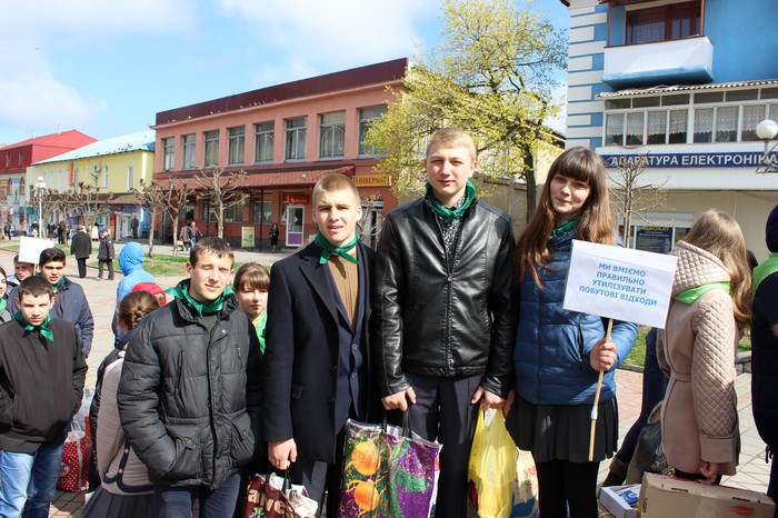  Жмеринські школярі розповіли перехожим, як зберегти довкілля 