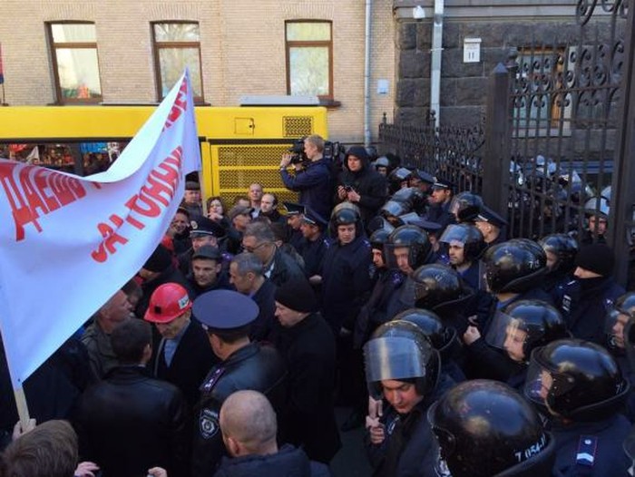 Шахтарі пікетують Адміністрацію Президента