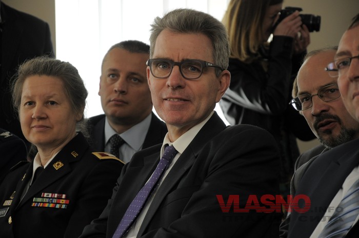 На відкритті Центру суспільної освіти на вінницьких можновладців одягли браслети