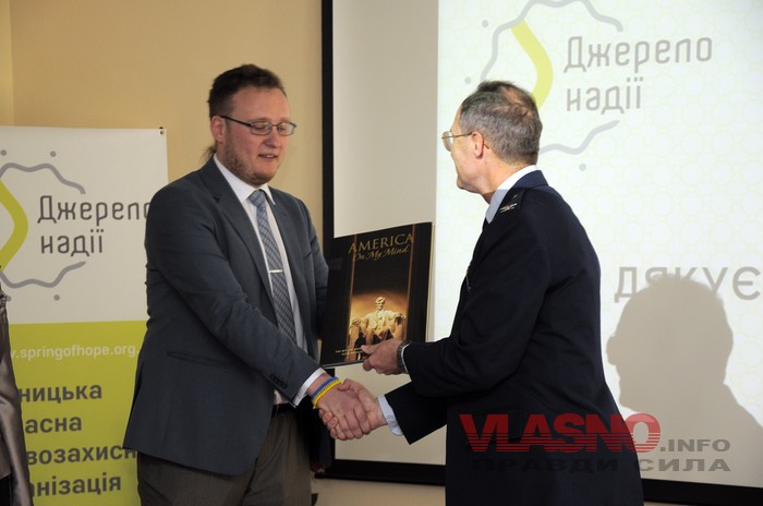 На відкритті Центру суспільної освіти на вінницьких можновладців одягли браслети