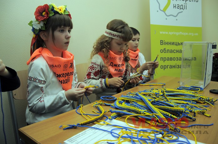 На відкритті Центру суспільної освіти на вінницьких можновладців одягли браслети
