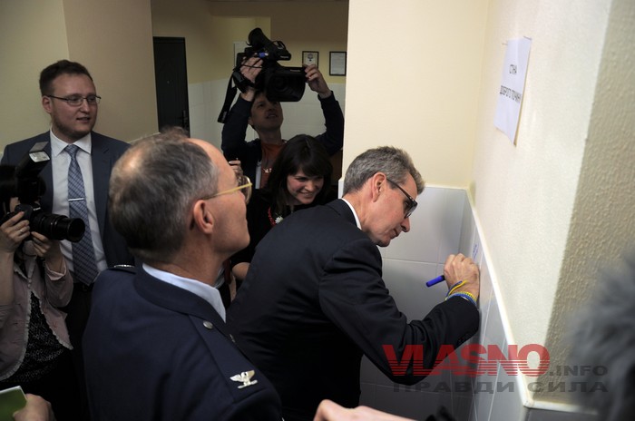На відкритті Центру суспільної освіти на вінницьких можновладців одягли браслети