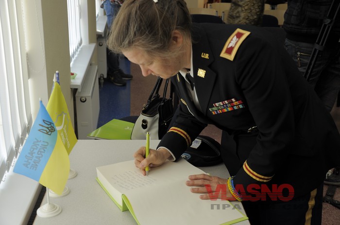 На відкритті Центру суспільної освіти на вінницьких можновладців одягли браслети