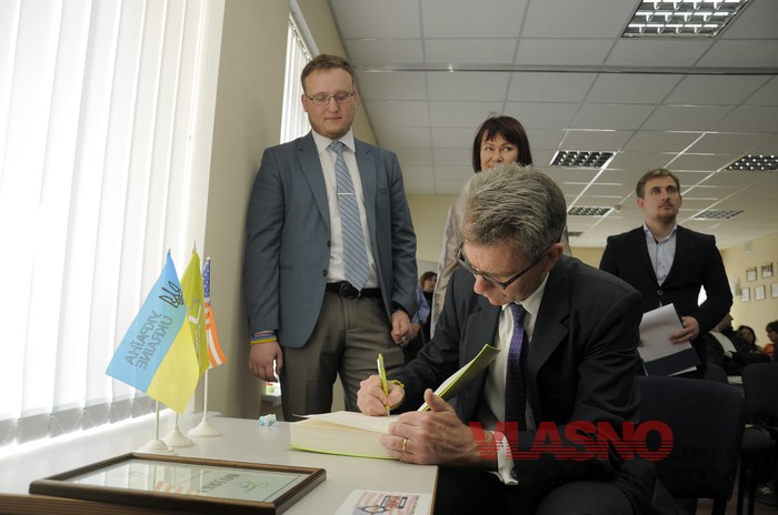 На відкритті Центру суспільної освіти на вінницьких можновладців одягли браслети