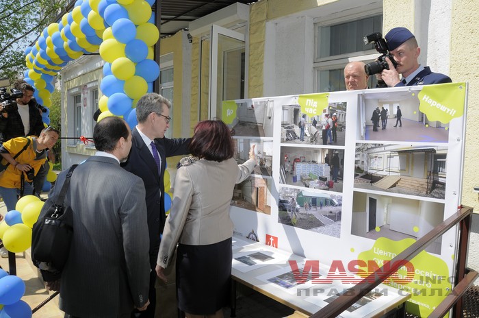 На відкритті Центру суспільної освіти на вінницьких можновладців одягли браслети
