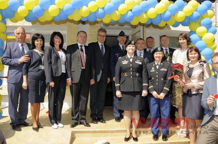 На відкритті Центру суспільної освіти на вінницьких можновладців одягли браслети