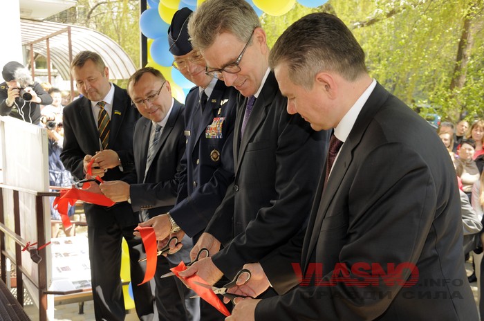 На відкритті Центру суспільної освіти на вінницьких можновладців одягли браслети
