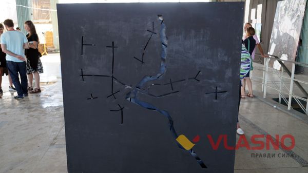 виставка сучасного мистецтва у кінотеатрі "Росія" фото