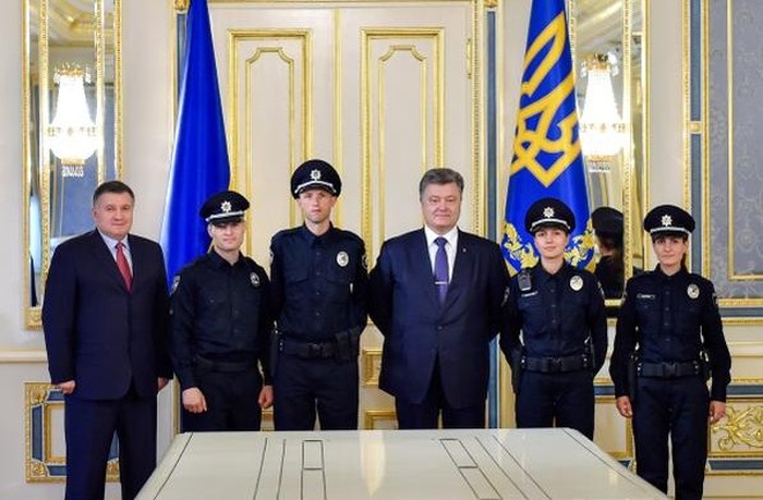 Петро Порошенко підписав закон про поліцію фото