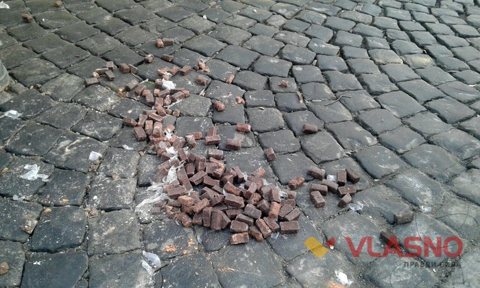цукерки на бруківці фото