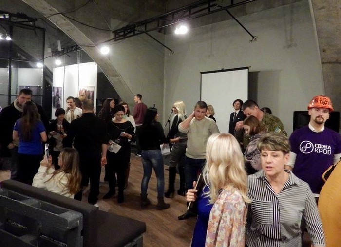 нагородження вінницьких волонтерів премію громадською ініціативою Євромайдан SOS фото