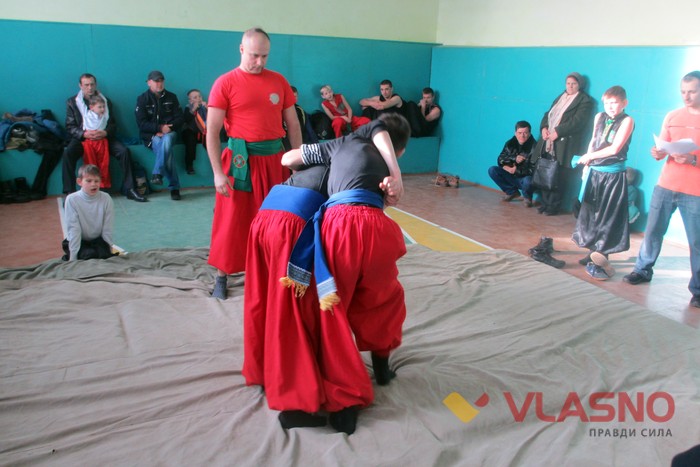 козацькі змагання з боротьби навхрест у Гнівані фото