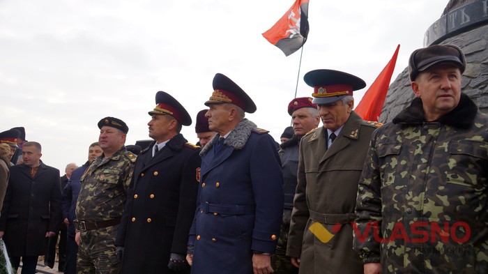 відкриття памятника Гонті та Залізняку в Умані фото