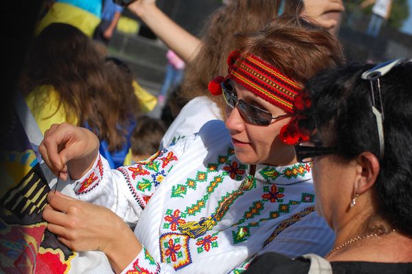 Незряча мешканка Маріуполя вишиває карту України