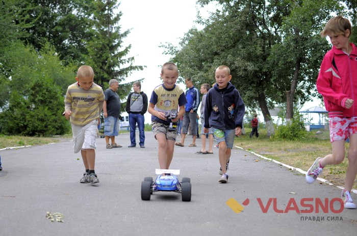 "ЗАГУЛьна спільнота" мотоциклістів відвідала дітей у таборы "Пролісок" фото