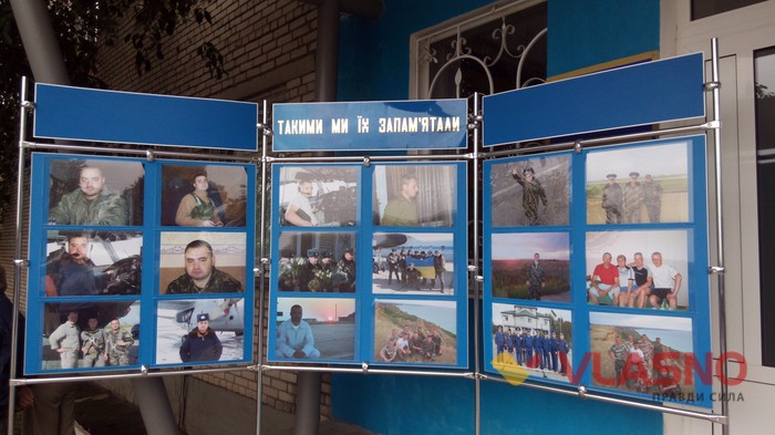 дошка з фотографіями загиблих льотчиків з військової частини А-2131 фото