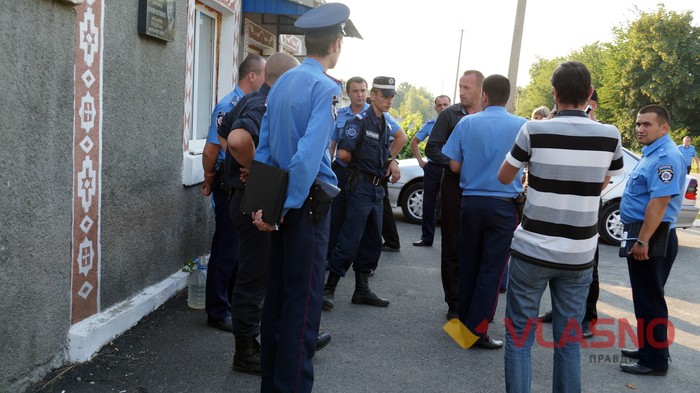 правоохоронці біля Кирнасівського цукрового заводу фото