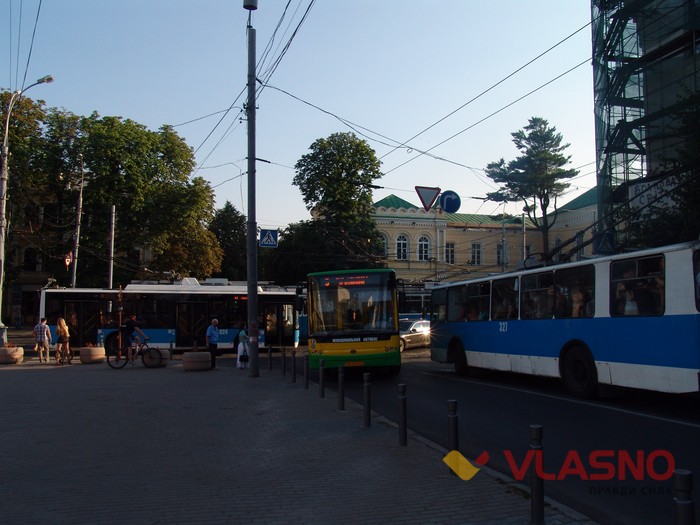 зупинка тролебуса у Вінниці фото