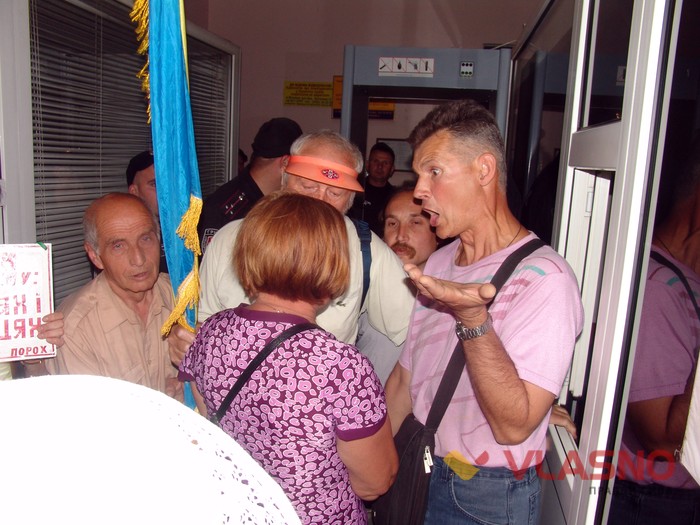 Прихильники Хорта заблокували вхід до суду фото