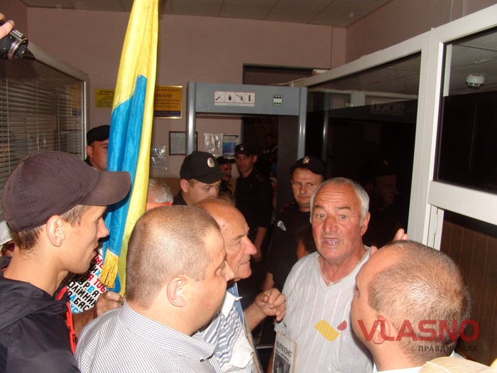 Прихильники Хорта заблокували вхід до суду фото