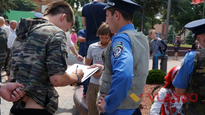 харківські «провокатори» під час акції протесту під Вінницькою міською радою фото