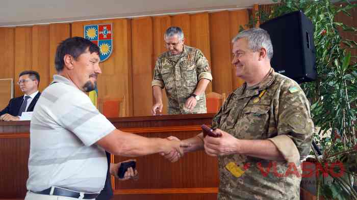 вінницькі волонтери отримали подяки та медалі "За гідність та патріотизм" від Всеукраїнського об'єднання громадян "Країна" фото