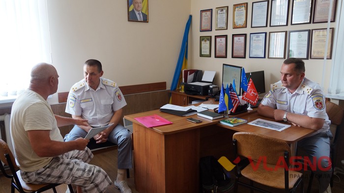 Комунальники під наглядом муніципальної поліції розібрали «Деруни» фото