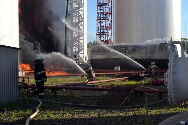 пожежа на нафтобазі під містом Васильків Київської області фото