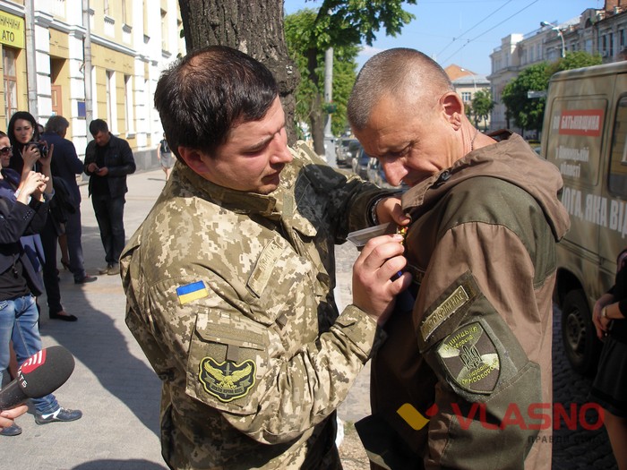 Вінницький другокласник відправив бійцям посмішку України фото