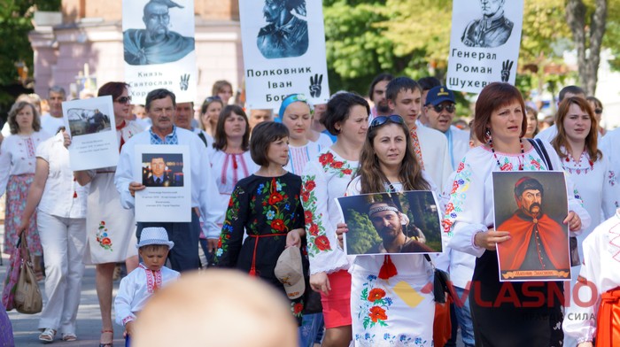 мегамарш у вишиванках у Вінниці фото