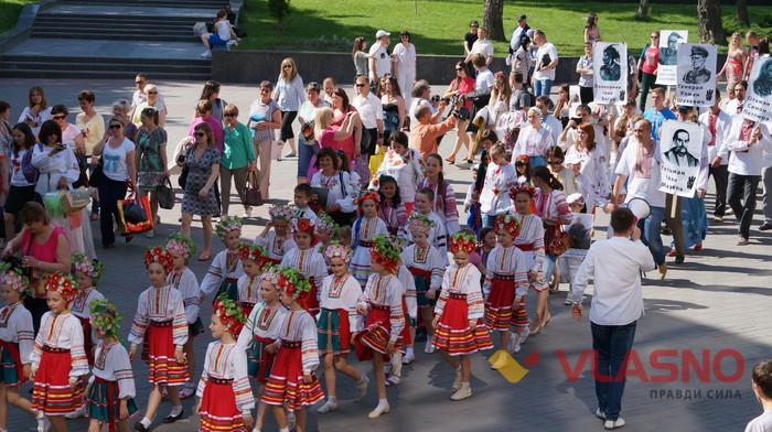 мегамарш у вишиванках у Вінниці фото