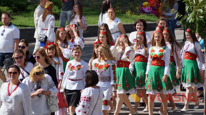 мегамарш у вишиванках у Вінниці фото
