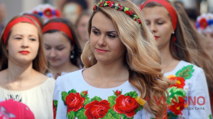 мегамарш у вишиванках у Вінниці фото