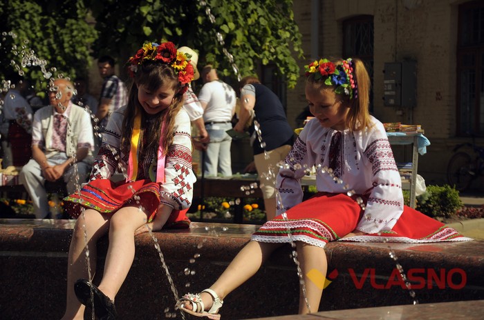 мегамарш у вишиванках у Вінниці фото