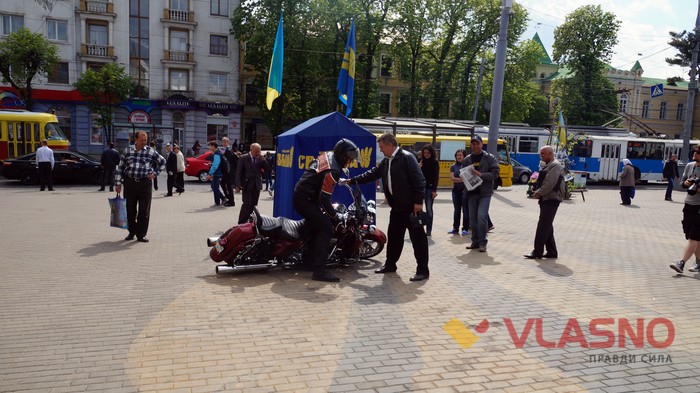 Екс-міністр на байку збирає кошти для поранених фото