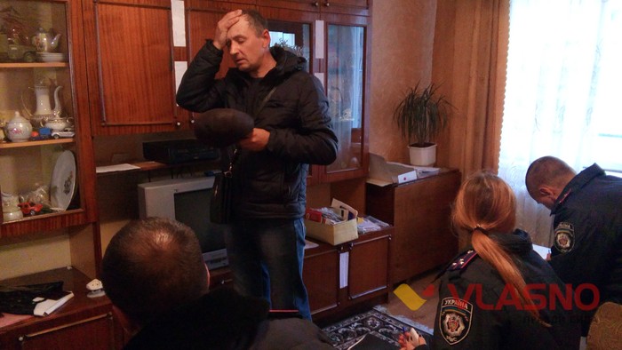 Ірма Крат і громадські активісти заселяють родину Мігальчинських у квартиру фото