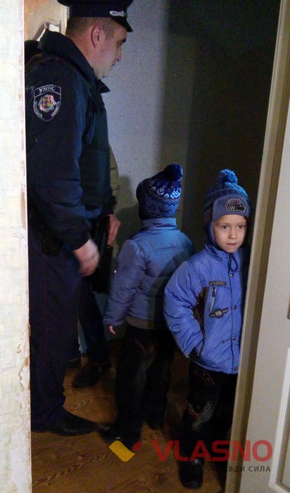 Ірма Крат і громадські активісти заселяють родину Мігальчинських у квартиру фото